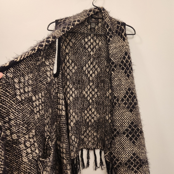 BCBGMaxAzria Fringed Sweater Vest - Picture 5 of 10